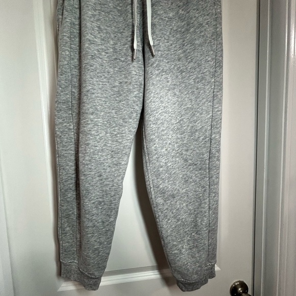 Lululemon Light Gray Scuba Jogger 7/8 Length-Minor Flaw - Picture 9 of 11